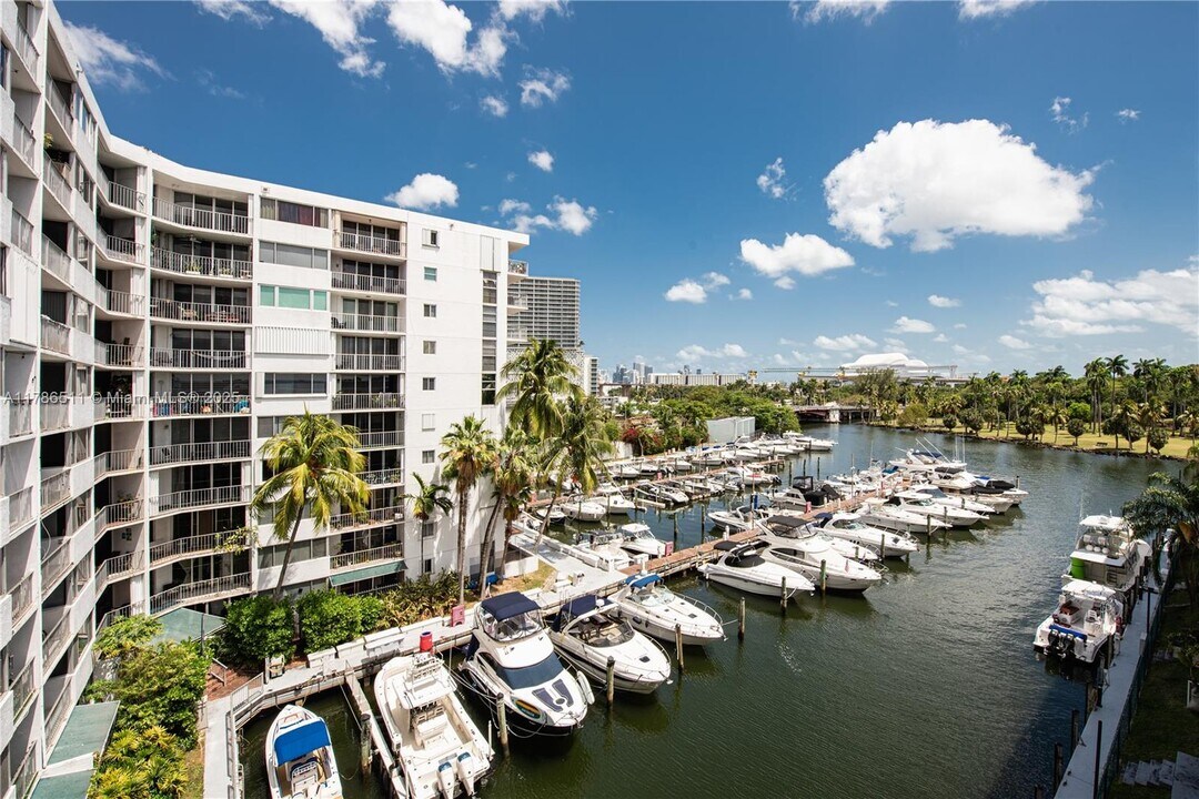 1720 NW North River Dr in Miami, FL - Foto de edificio