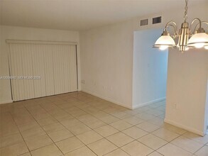 7423 SW 152nd Ave in Miami, FL - Foto de edificio - Building Photo