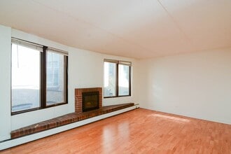 630 W Wellington Ave, Unit K09J in Chicago, IL - Building Photo - Building Photo