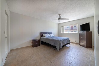 701 Lori Dr, Unit 205 in Palm Springs, FL - Building Photo - Building Photo