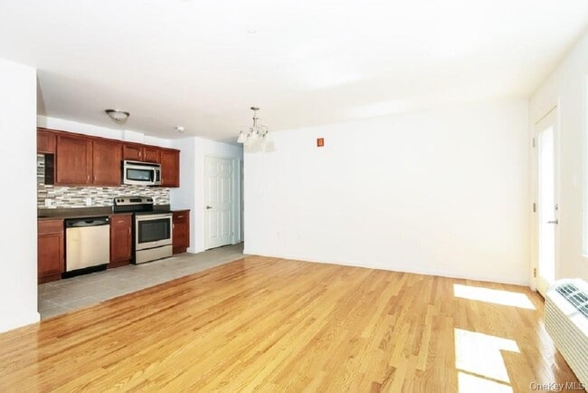 160 Chatterton Ave, Unit #1B in White Plains, NY - Foto de edificio - Building Photo