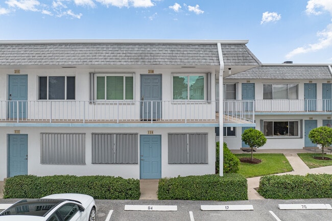 Murry Hill Condos in Lake Worth, FL - Building Photo - Building Photo