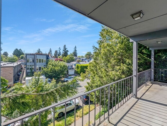 5956 Fauntleroy Wy SW