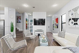 9786 W 34th Ave in Hialeah, FL - Foto de edificio - Building Photo