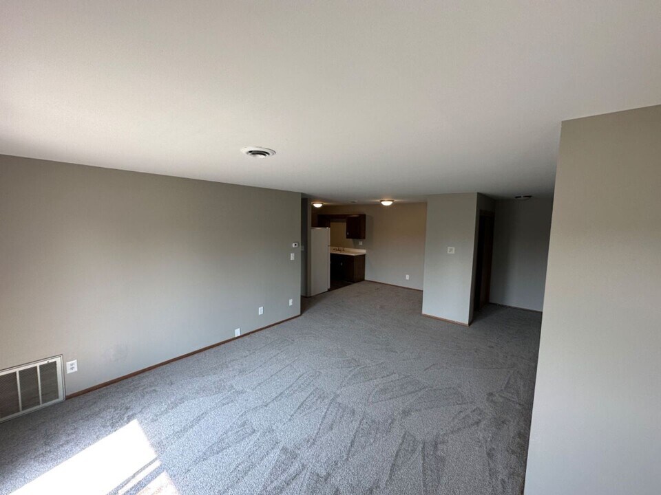 6868-6870 Kathleen Court in Franklin, WI - Building Photo