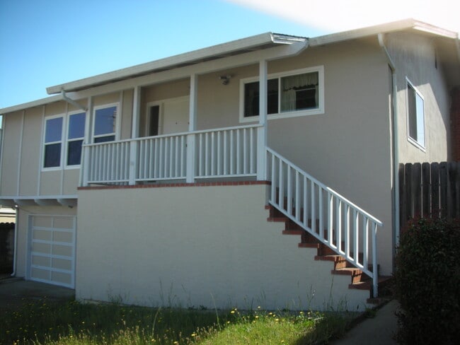 135 Lake Dr in San Bruno, CA - Foto de edificio - Building Photo