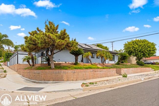 731 La Serna Ave in La Habra, CA - Foto de edificio - Building Photo