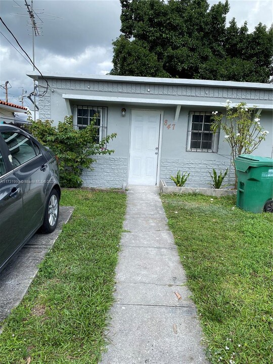 847 NW 102nd St in Miami, FL - Building Photo