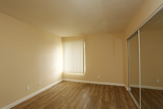 Glenwood Apartments in Reseda, CA - Building Photo - Interior Photo