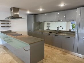 2067 NE 121st Rd in North Miami, FL - Foto de edificio - Building Photo