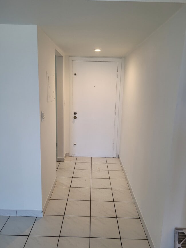 8615 NW 8th St, Unit 402 in Miami, FL - Building Photo - Building Photo