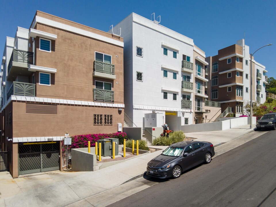 Knob Hill Apartments in Los Angeles, CA - Building Photo