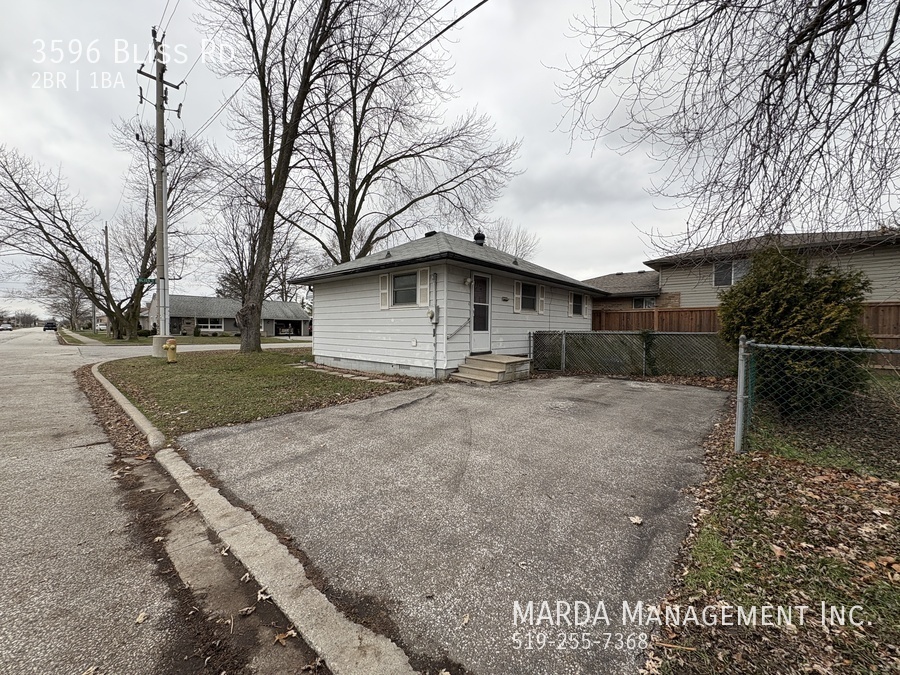 3596 Bliss Rd in Windsor, ON - Building Photo