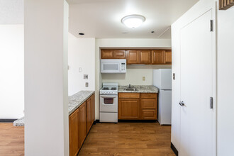 Silvercrest Senior Residence in Santa Monica, CA - Foto de edificio - Interior Photo