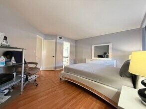 9725 Fontainebleau Blvd in Miami, FL - Building Photo - Building Photo