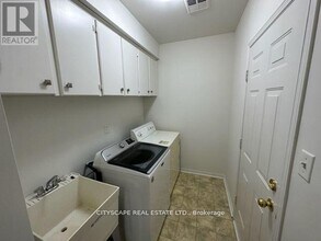 7565 Black Walnut Trail in Mississauga, ON - Building Photo - Building Photo