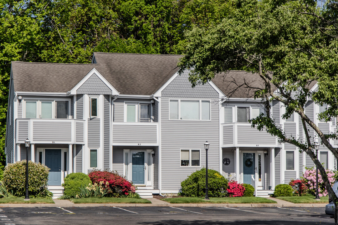 Victoria Manor in Clinton, CT - Building Photo