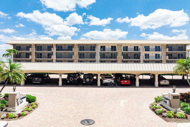 Executive Club in Naples, FL - Foto de edificio - Building Photo