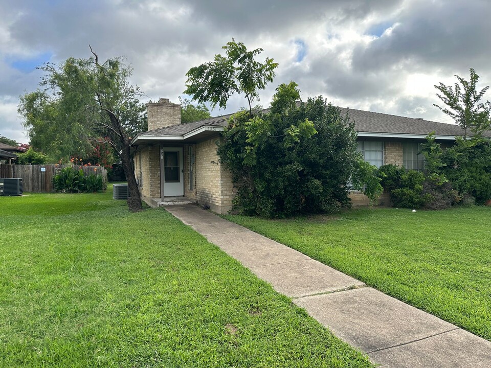 3031 Medina St in Irving, TX - Building Photo
