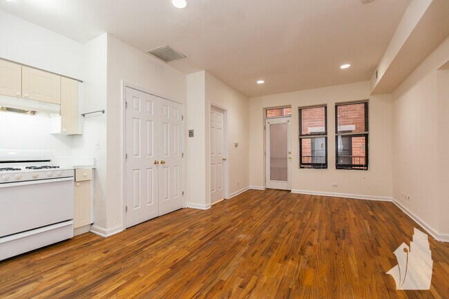 930 W Dakin St, Unit 401 in Chicago, IL - Foto de edificio - Building Photo