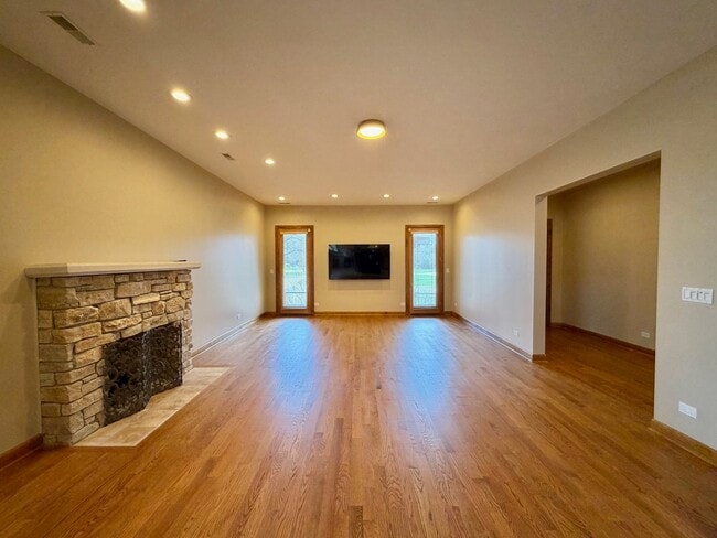 1S701 Eisenhower Rd in Oakbrook Terrace, IL - Building Photo - Building Photo