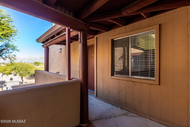 property at 1810 E Blacklidge Dr