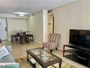 111 Briny Ave in Pompano Beach, FL - Foto de edificio - Building Photo