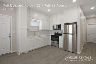 740 N Alamo Rd in Alamo, TX - Foto de edificio - Building Photo