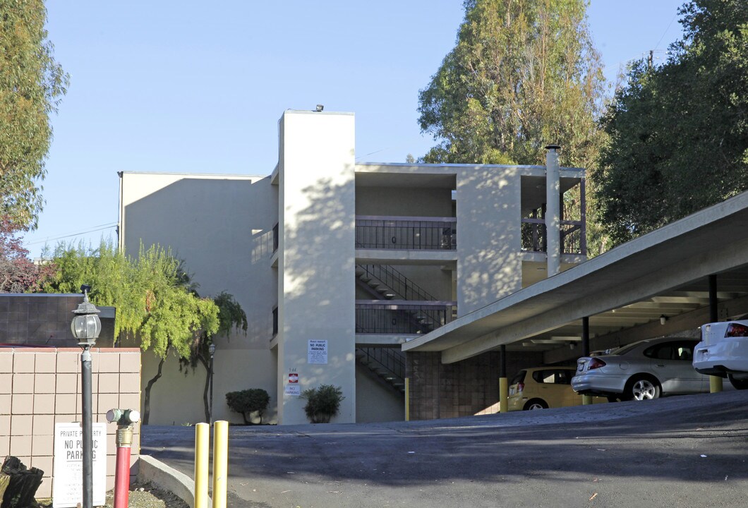 944 Walpert St in Hayward, CA - Foto de edificio