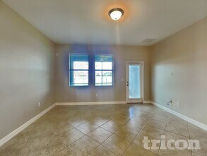 10156 Newminster Loop in Ruskin, FL - Foto de edificio - Building Photo