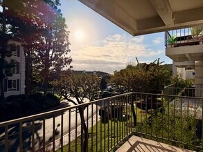 300 Cagney Ln, Unit 212 in Newport Beach, CA - Foto de edificio - Building Photo