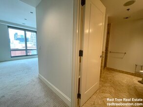 1 Charles St S, Unit 16g in Boston, MA - Foto de edificio - Building Photo