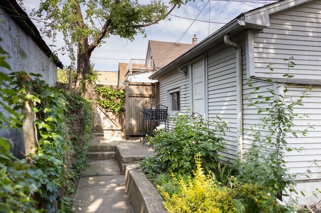 3022 N Oakley Ave in Chicago, IL - Building Photo - Building Photo