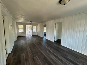 490 Commack Rd in Commack, NY - Building Photo - Building Photo