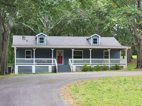 8540 Loy Ln in Gainesville, GA - Foto de edificio - Building Photo