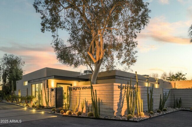 8011 E Larkspur Dr in Scottsdale, AZ - Foto de edificio - Building Photo