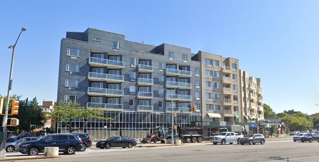 8105 Queens Blvd in Elmhurst, NY - Building Photo - Building Photo