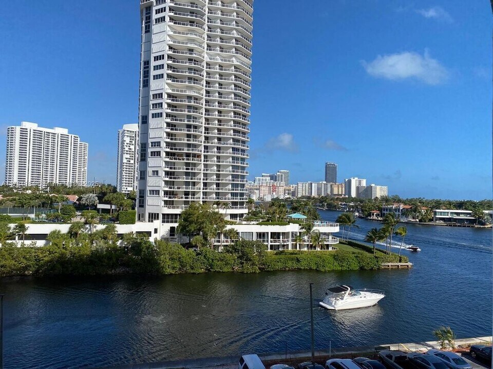 20515 E Country Club Dr in Aventura, FL - Building Photo