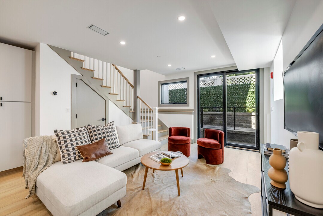 566 E 3rd St, Unit East 3rd in Boston, MA - Building Photo