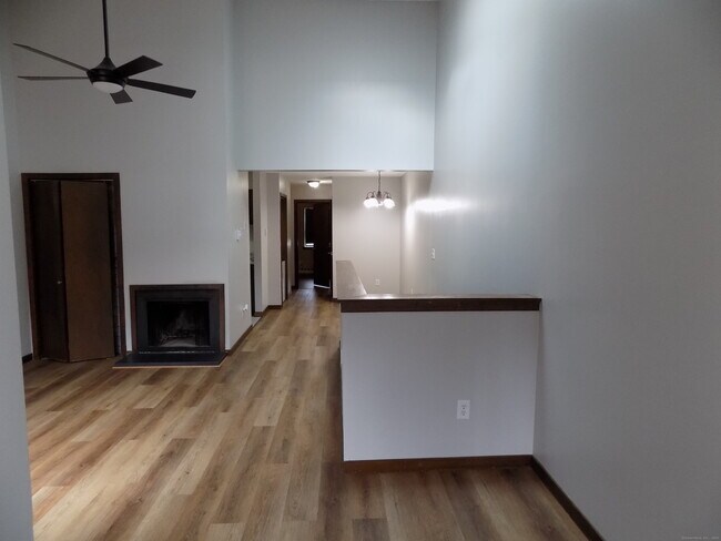 279 Redstone Hl Rd in Bristol, CT - Building Photo - Building Photo