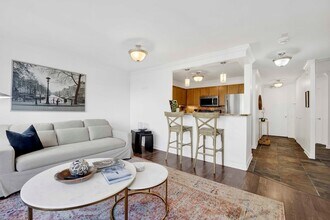 30 E Huron St, Unit 3206 in Chicago, IL - Foto de edificio - Building Photo