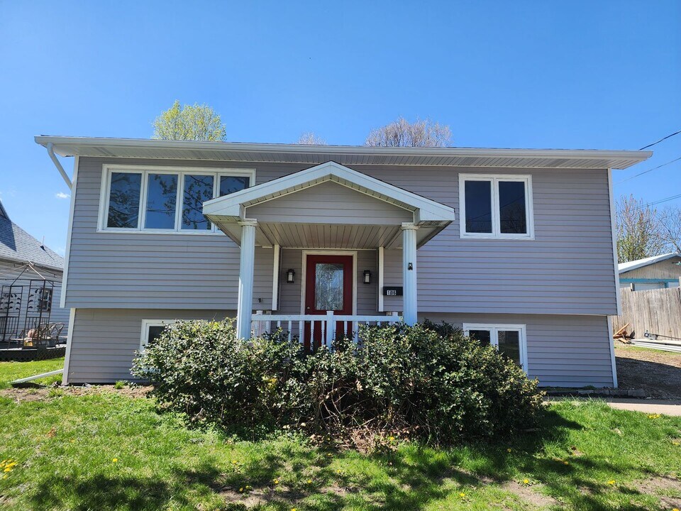 106 S Attica Rd in Knoxville, IA - Building Photo