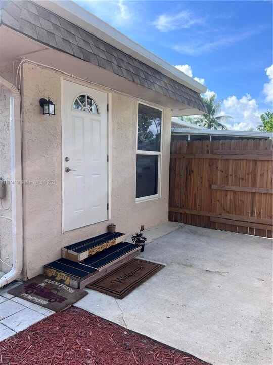 8001 NW 74th Terrace in Tamarac, FL - Foto de edificio