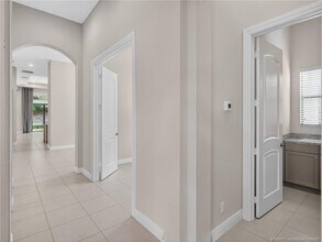 600 SE Fascino Cir in Port St. Lucie, FL - Foto de edificio - Building Photo
