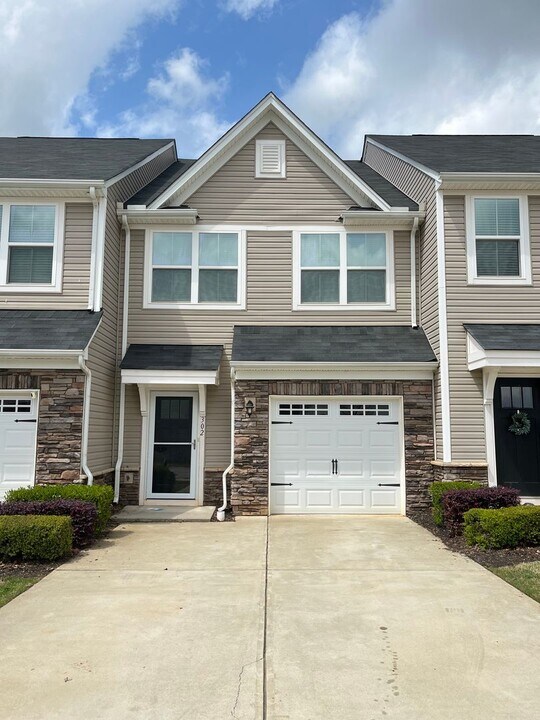 302 Huntingdale Pl in Simpsonville, SC - Building Photo