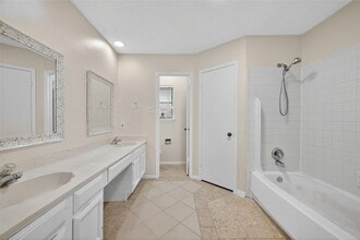 6415 Grandvale Dr in Houston, TX - Building Photo - Building Photo