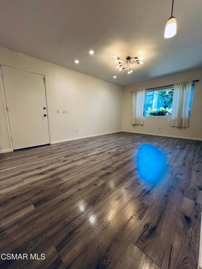 1342 E Hillcrest Dr in Thousand Oaks, CA - Building Photo - Building Photo