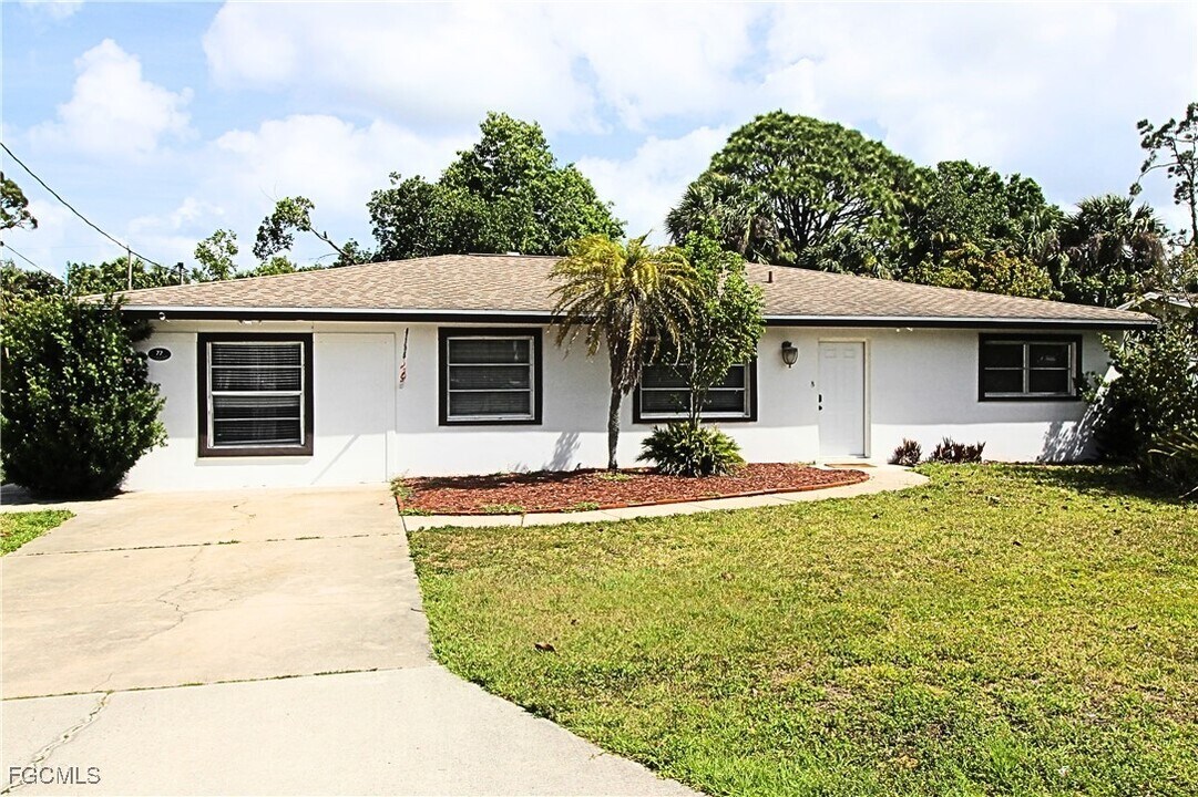 77 Cardinal Dr in North Fort Myers, FL - Building Photo