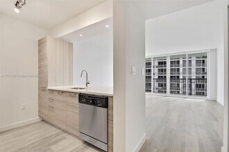 1756 N Bayshore Dr, Unit 33I in Miami, FL - Building Photo - Building Photo