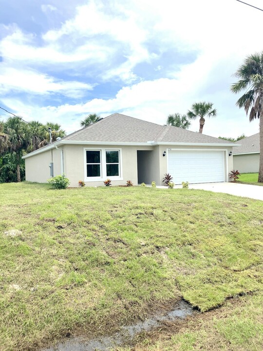 1736 Boswell St in North Port, FL - Foto de edificio